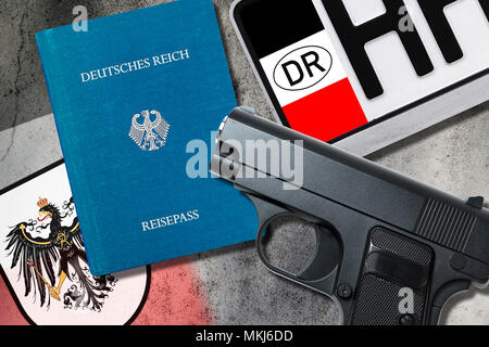 Reich Staatsangehörigkeit Reisepass, Nummernschild, Symbol Foto und Waffe, Reichsbürger-Pass, Nummernschild und Waffe, Symbolfoto Stockfoto