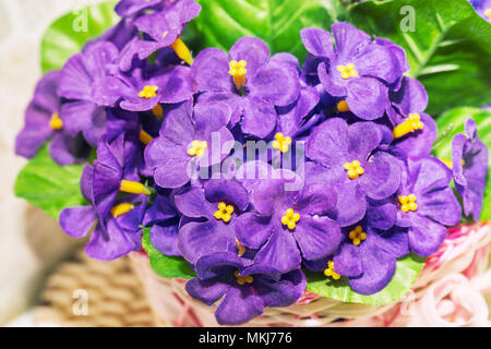 Schönen Blumenstrauß von künstlichen lila Veilchen Stockfoto