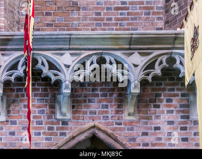 Detail eines Backstein Kathedrale im gotischen Stil. Geschnittenem Kalkstein Dekor auf der Seite Fassade. St. Maria Magdalena Kirche. Wroclaw, Polen. Stockfoto