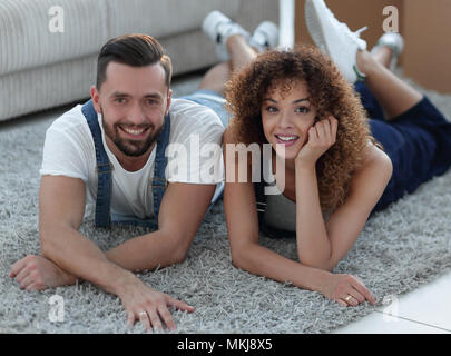 Glückliches Paar liegt auf dem Boden in eine neue Wohnung Stockfoto