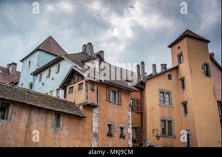 Dächer in die mittelalterliche Altstadt von Annecy, Frankreich. Schönen pastellfarbenen Gebäuden, mit kantigen, schrägdächer unter einem stürmischen Himmel. Stockfoto