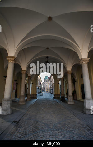 Blick durch einen gewölbten Durchgang zum Sukiennice, Wroclaw, Polen. Im Mittelalter erbaut, in den wichtigsten Marktplatz entfernt, ursprünglich ein Tuch Hall Stockfoto