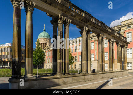 Ringer Kolonnaden an der Steuben Dome Platz vor dem Schloss und Kirche St. Nikolai, Potsdam, Ringerkollonade mit dem steubenplatz vor Stadtsch Stockfoto