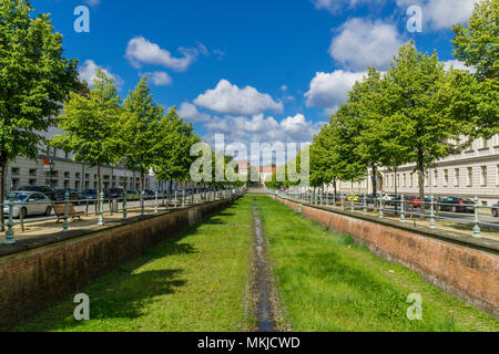 Alte Stadt Canal, historischen Entwässerungsgräben auf der yorckstraße, Potsdam, Alter, historischer Entwässerungsgraben Stadtkanal in der Yorck Straße Stockfoto