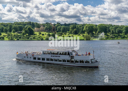 Exkursion Boot auf der Havel, Friedrich Wilhelm Höhe vor dem Schloss von Babelsberg Potsdam, Ausflugsschiff auf der Havel vor Schloss Bab Stockfoto