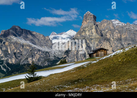 Gipfel der Puez Gruppe der Hochebene Pralongia Sassongher, Dolomiten, Gipfel Sassongher der Puezgruppe von der Hochfläche Pralongia, Dolomiten Stockfoto