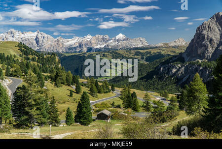 Blick vom Grödner Joch über das Val Badia und Pralongia Fanes Gruppe, Dolomiten, Ansicht vom Grödner Joch über das Gadertal zu Pralongia und Fane Stockfoto