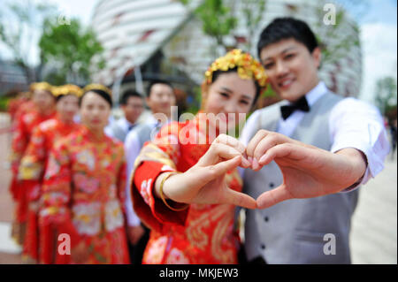 Qingdao, Qingdao, China. 8. Mai, 2018. Qingdao, China - 8. Mai 2018: 30 Paare an einer Gruppe Hochzeit in Qingdao, in der ostchinesischen Provinz Shandong. Credit: SIPA Asien/ZUMA Draht/Alamy leben Nachrichten Stockfoto