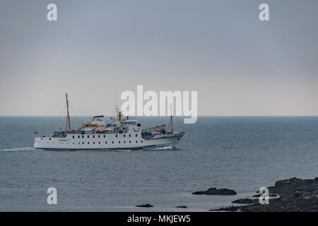 Fowey, Cornwall, UK. 08. Mai 2018. UK Wetter. Flüge aus den Scilly Inseln wurden gestern wegen Nebel geerdet., so dass die scillonian Fahrgastschiff ist zu tun extra Reisen auf die Besucher, die die Inseln für die Welt pilot gig Meisterschaften am Wochenende verpackt abholen. Dienstag Morgen war ein bewölkter Affäre, aber Wolken sind am Mittag zu heben, mit Regen am Abend. Foto: Simon Maycock/Alamy leben Nachrichten Stockfoto