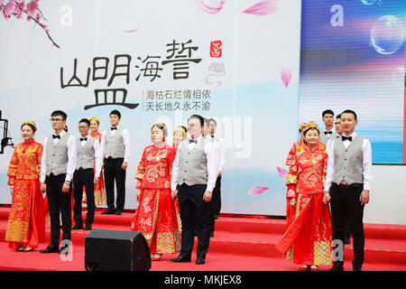 Qingdao, Qingdao, China. 8. Mai, 2018. Qingdao, China - 8. Mai 2018: 30 Paare an einer Gruppe Hochzeit in Qingdao, in der ostchinesischen Provinz Shandong. Credit: SIPA Asien/ZUMA Draht/Alamy leben Nachrichten Stockfoto