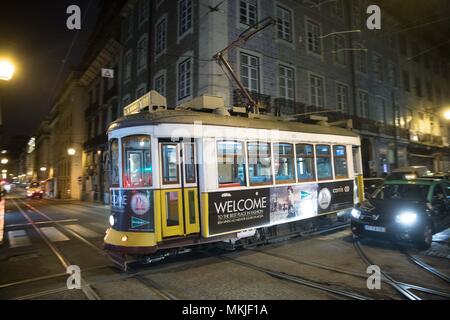 07. Mai 2018, Portugal, Lissabon: Blick auf eine historische Straße Auto. Das Finale des Eurovision Song Contest statt, am 12. Mai 2018 in Lissabon. Foto: Jörg Carstensen/dpa Stockfoto