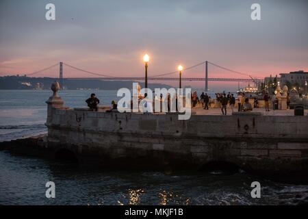 07. Mai 2018, Portugal, Lissabon: Blick auf die Brücke des 25. April. Das Finale des Eurovision Song Contest statt, am 12. Mai 2018 in Lissabon. Foto: Jörg Carstensen/dpa Stockfoto