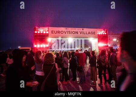 07. Mai 2018, Portugal, Lissabon: Blick in den Eingangsbereich des Eurovision Village des Eurovision Song Contest. Das Finale des Eurovision Song Contest statt, am 12. Mai 2018 in Lissabon. Foto: Jörg Carstensen/dpa Stockfoto
