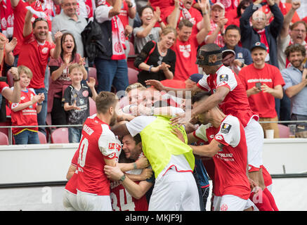 Mainz, Deutschland. 29 Apr, 2018. jubilationtraube MZ für Torhüter Ridle BAKU (MZ) nach dem Ziel 3:0, nach rechts Alexandru MAXIM (MZ), Coach Sandro SCHWARZ (MZ), Torwart Florian MUELLER (Muller, MZ), Rouven SCHRÖDER (Schröder) (Sports Director, Manager/MZ), Abdou DIALLO (MZ), Fußball 1 Links. 1. Fussballbundesliga, 32. Spieltag, FSV FSV FSV Mainz 05 (MZ)-RB Leipzig (L) 3:0, am 29/04/2018 in Mainz/Deutschland. | Verwendung der weltweiten Kredit: dpa/Alamy leben Nachrichten Stockfoto