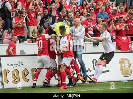 Mainz, Deutschland. 29 Apr, 2018. jubilationtraube MZ für Torhüter Ridle BAKU (MZ) nach dem Ziel 3: 0, uavr Torwart Florian MUELLER (Muller, MZ), Rouven SCHROEDER (Sport Direktor, Manager/MZ), Fußball 1. 1. Fussballbundesliga, 32. Spieltag, FSV FSV FSV Mainz 05 (MZ)-RB Leipzig (L) 3:0, am 29/04/2018 in Mainz/Deutschland. | Verwendung der weltweiten Kredit: dpa/Alamy leben Nachrichten Stockfoto