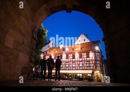 07. Mai 2018, Deutschland, Nürnberg: Jugendliche zu Fuß über die Tiergaertnertor während der blauen Stunde. Foto: Daniel Karmann/dpa Stockfoto