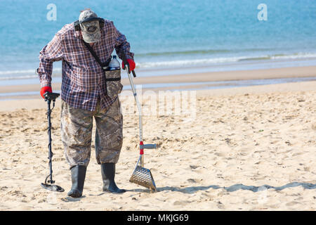 Bournemouth, Dorset, Großbritannien. 8. Mai 2018. UK Wetter: warmen und sonnigen Start in den Tag, als Schatzsucher mit Metalldetektor hofft Schatz am Strand zu finden, nachdem die Massen der Besucher gegangen sind. Credit: Carolyn Jenkins/Alamy leben Nachrichten Stockfoto