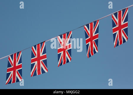 Windsor, Großbritannien. 8. Mai, 2018. Union Jack Flagge ist bereits auf vielen Straßen rund um das Stadtzentrum in der Vorbereitung für die königliche Hochzeit am 19. Mai drapiert, einschließlich entlang der Route der Beförderung Prozession. Credit: Mark Kerrison/Alamy leben Nachrichten Stockfoto