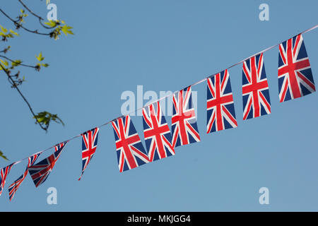 Windsor, Großbritannien. 8. Mai, 2018. Union Jack Flagge ist bereits auf vielen Straßen rund um das Stadtzentrum in der Vorbereitung für die königliche Hochzeit am 19. Mai drapiert, einschließlich entlang der Route der Beförderung Prozession. Credit: Mark Kerrison/Alamy leben Nachrichten Stockfoto