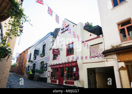 Windsor, Großbritannien. 8. Mai, 2018. Union Jack Flagge ist bereits auf vielen Straßen rund um das Stadtzentrum in der Vorbereitung für die königliche Hochzeit am 19. Mai drapiert, einschließlich entlang der Route der Beförderung Prozession. Credit: Mark Kerrison/Alamy leben Nachrichten Stockfoto