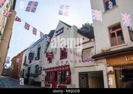 Windsor, Großbritannien. 8. Mai, 2018. Union Jack Flagge ist bereits auf vielen Straßen rund um das Stadtzentrum in der Vorbereitung für die königliche Hochzeit am 19. Mai drapiert, einschließlich entlang der Route der Beförderung Prozession. Credit: Mark Kerrison/Alamy leben Nachrichten Stockfoto