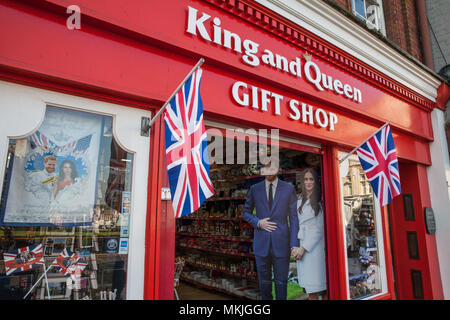 Windsor, Großbritannien. 8. Mai, 2018. Karton ausgeschnittene Figuren von Prinz Harry und Meghan Markle Blick von innen ein Geschenk Shop gegenüber Schloss Windsor. Credit: Mark Kerrison/Alamy leben Nachrichten Stockfoto