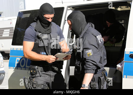08 Mai 2018, Deutschland, Bremen: Polizisten mit einem Streifenwagen bei einer gross angelegten Razzia stehen. Eine Bande ist der Menschenhandel Hunderte der Moldauer in Deutschland vermutet und sie illegal beschäftigt in Security Services. Foto: Bodo Marks/dpa Stockfoto