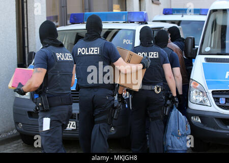 08 Mai 2018, Deutschland, Bremen: Polizisten tragen Beweismittel in Streifenwagen beschlagnahmt. Eine Bande ist der Menschenhandel Hunderte der Moldauer in Deutschland vermutet und sie illegal beschäftigt in Security Services. Foto: Bodo Marks/dpa Stockfoto