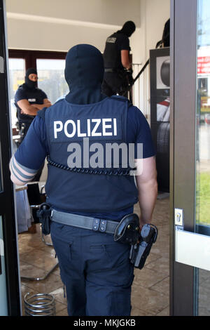 Bremen, Deutschland. 08 Mai 2018, Deutschland, Bremen: Polizisten geben Sie ein Gebäude während einer gross angelegten Razzia. Eine Bande ist der Menschenhandel Hunderte der Moldauer in Deutschland vermutet und sie illegal beschäftigt in Security Services. Foto: Bodo Marks/dpa Quelle: dpa Picture alliance/Alamy leben Nachrichten Stockfoto
