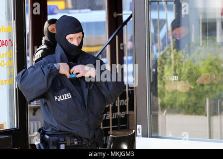Bremen, Deutschland. 08 Mai 2018, Deutschland, Bremen: Polizisten in einem Gebäude bei einer gross angelegten Razzia stehen. Eine Bande ist der Menschenhandel Hunderte der Moldauer in Deutschland vermutet und sie illegal beschäftigt in Security Services. Foto: Bodo Marks/dpa Quelle: dpa Picture alliance/Alamy leben Nachrichten Stockfoto