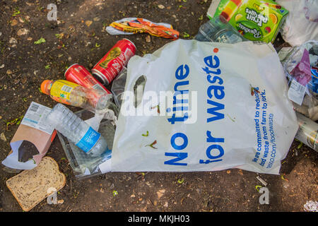 London, Großbritannien. 8. Mai, 2018. Mit einiger Ironie Supermarkt Plastiktüten Trompete "Ich bin zurück" (wie in Ich habe wiederverwendet worden) und 'keine Zeit für Abfall"-Müll von überquellenden Mülleimer entleert wird. Nach einem heißen Wochenende. Credit: Guy Bell/Alamy leben Nachrichten Stockfoto