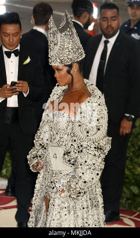 Mai 7, 2018 - New York City, New York, USA - RIHANNA besucht die Costume Institute profitieren feiert die Eröffnung der Himmelskörper: Mode und der Katholischen Phantasie Ausstellung im Metropolitan Museum of Art (Credit Bild: © Nancy Kaszerman über ZUMA Draht) Stockfoto