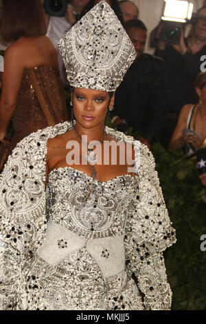 New York City, New York, USA. 7. Mai, 2018. RIHANNA besucht die Costume Institute profitieren feiert die Eröffnung der Himmelskörper: Mode und der Katholischen Phantasie Ausstellung im Metropolitan Museum of Art Credit: Nancy Kaszerman/ZUMA Draht/Alamy Leben Nachrichten gehalten Stockfoto