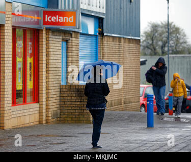 Glasgow, Schottland, UK, 8. Mai. UK Wetter: Sommer Wetter wie Regen kehrt mit dem Rückgang der Temperatur ist es wie Island in der Stadt nach dem heißen Bank Urlaub.. Gerard Fähre / alamy Nachrichten Stockfoto