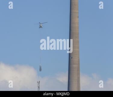 Huddersfield, Großbritannien. 08 Mai 2018, Emley Moor Sendestation, Huddersfield UK; Emley Moor Sendestation temporären tower Bau, damit die Arbeiten an den alten Turm abgeschlossen werden kann, kann der neue Mast wird neben der konkreten Turm stand bis Ende 2021, Hubschrauber hebt ein Abschnitt in Credit: Aktuelles Bilder/Alamy leben Nachrichten Stockfoto