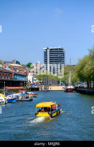 Bristol, UK. 8. Mai 2018 einen sonnigen Mittag auf dem Bristol Harbourside. Menschen versammeln sich in der Nähe der Kaskaden Schritte und Bordeux Quay, um die Sonne zu genießen oder eine Fahrt mit der Fähre nehmen. © Herr standfast/alamy Leben Nachrichten Stockfoto