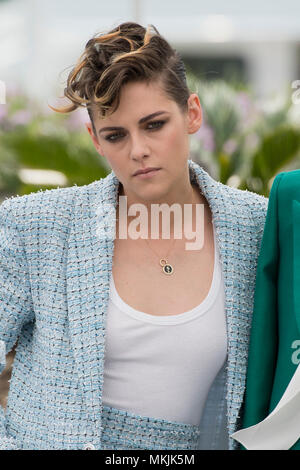 Cannes, Frankreich, 8. Mai 2018. 71. Filmfestival von Cannes - Fotoshooting der Jury - Cannes, Frankreich. Mai 8, 2018 - Mitglied der Jury Kristen Stewart darstellen: BTWImages/Alamy leben Nachrichten Stockfoto