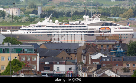 Gravesend, Kent, Vereinigtes Königreich. 8. Mai, 2018. Kleine Luxus Kreuzfahrtschiff Le Boreal dargestellt, Gravesend in Kent auf dem Weg nach Greenwich. Die 142 Meter Kreuzfahrtschiff kann 264 Passagiere befördern. Es hat nicht weniger als sieben Kreuzfahrtschiffe besuchen Sie die moorings auf der Themse in der vergangenen Woche. Rob Powell/Alamy leben Nachrichten Stockfoto