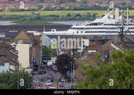 Gravesend, Kent, Vereinigtes Königreich. 8. Mai, 2018. Kleine Luxus Kreuzfahrtschiff Le Boreal dargestellt, Gravesend in Kent auf dem Weg nach Greenwich. Die 142 Meter Kreuzfahrtschiff kann 264 Passagiere befördern. Es hat nicht weniger als sieben Kreuzfahrtschiffe besuchen Sie die moorings auf der Themse in der vergangenen Woche. Rob Powell/Alamy leben Nachrichten Stockfoto