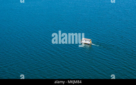 Mucheln, Deutschland. 08 Mai, 2018. 08.05.2018, Sachsen-Anhalt, Mucheln: ein Hausboot Laufwerke über den Geiseltalsee. (Luftbild mit einer Drohne). Der See, der aus einer ehemaligen Braunkohlenbergwerk entstand, ist der größte künstliche See in Deutschland mit fast 19 Quadratkilometern. Kredite: Jan Woitas/dpa zentrale Bild/dpa | Verwendung weltweit/dpa/Alamy leben Nachrichten Stockfoto