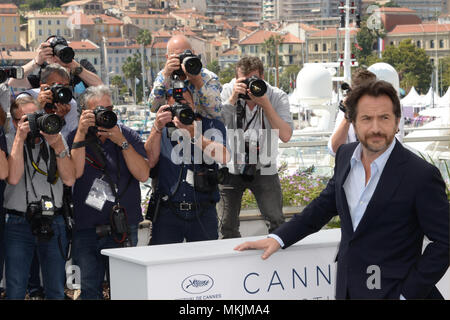 Cannes, Frankreich. 8. Mai, 2018. CANNES, Frankreich - Mai 08: Zeremonienmeister Edouard Baer besucht die Zeremonienmeister photocall während der 71st jährlichen Filmfestspiele von Cannes im Palais des Festivals am 8. Mai 2018 in Cannes, Frankreich. Credit: Frederick Injimbert/ZUMA Draht/Alamy leben Nachrichten Stockfoto