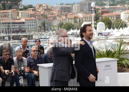 Cannes, Frankreich. 8. Mai, 2018. CANNES, Frankreich - Mai 08: Zeremonienmeister Edouard Baer besucht die Zeremonienmeister photocall während der 71st jährlichen Filmfestspiele von Cannes im Palais des Festivals am 8. Mai 2018 in Cannes, Frankreich. Credit: Frederick Injimbert/ZUMA Draht/Alamy leben Nachrichten Stockfoto