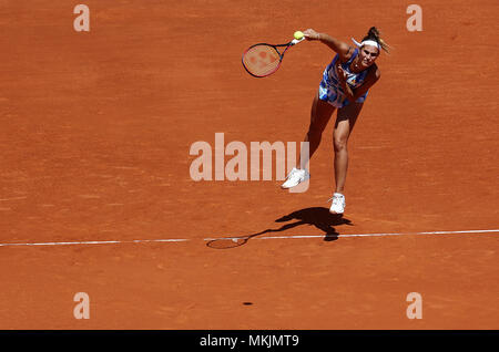 Monica Puig de Puerto Rico dient zur Petra Kvitova der tschechischen Republik, in der 2. Runde bei Tag vier der Mutua Madrid Open Tennisturnier auf dem Caja Magica. Stockfoto