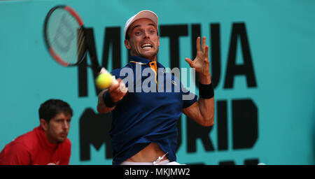 Roberto Bautista von Spanien kehrt die Kugel zu Jared Donaldson der Tschechischen United States in der 2. Runde in Tag vier der Mutua Madrid Open Tennisturnier auf dem Caja Magica. Stockfoto