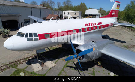 07. Mai 2018, Deutschland, Grimmen: ein Flugzeug vom Typ Iljuschin Il-14 ist im Technikpark seit Mai geparkt. Die beiden klassischen Flugzeugen ist eine von rund 80 Iljuschin dieses Typs, die im Jahre 1950 in der Dresdner Flugzeuge gebaut wurden er und 1960er Jahre. Der Technikpark wurde im Jahr 2010 eingeweiht. Eine klassische Traktor Treffen ist geplant, am 10. Mai 2018 Im Technikpark (Antenne mit einer Drohne getroffen Schoß zu nehmen). Foto: Stefan Sauer/dpa-Zentralbild/dpa Stockfoto