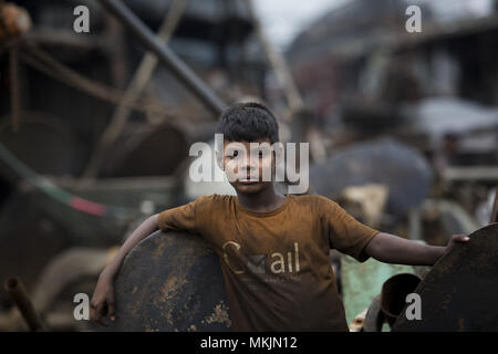 Dhaka, Bangladesch. 7. Mai, 2018. DHAKA, BANGLADESCH - Mai 07: Kinder arbeiten in Schiffsschraube, die Fabrik in Dhaka, Banhladesh am 07. Mai 2018. In einem neuen Bericht des Overseas Development Institute, gefunden, daß Kinder leben in Slums jede Woche durchschnittlich 64 Arbeitsstunden''""" Viele in Supply Chains zu den beliebtesten Marken der Welt verbunden. Credit: Zakir Hossain Chowdhury/ZUMA Draht/Alamy leben Nachrichten Stockfoto