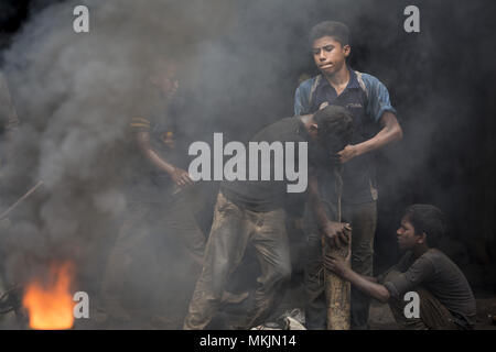 Dhaka, Bangladesch. 7. Mai, 2018. DHAKA, BANGLADESCH - Mai 07: Kinder arbeiten in Schiffsschraube, die Fabrik in Dhaka, Banhladesh am 07. Mai 2018. In einem neuen Bericht des Overseas Development Institute, gefunden, daß Kinder leben in Slums jede Woche durchschnittlich 64 Arbeitsstunden''""" Viele in Supply Chains zu den beliebtesten Marken der Welt verbunden. Credit: Zakir Hossain Chowdhury/ZUMA Draht/Alamy leben Nachrichten Stockfoto