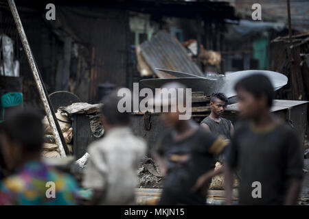 Dhaka, Bangladesch. 7. Mai, 2018. DHAKA, BANGLADESCH - Mai 07: Kinder arbeiten in Schiffsschraube, die Fabrik in Dhaka, Banhladesh am 07. Mai 2018. In einem neuen Bericht des Overseas Development Institute, gefunden, daß Kinder leben in Slums jede Woche durchschnittlich 64 Arbeitsstunden''""" Viele in Supply Chains zu den beliebtesten Marken der Welt verbunden. Credit: Zakir Hossain Chowdhury/ZUMA Draht/Alamy leben Nachrichten Stockfoto