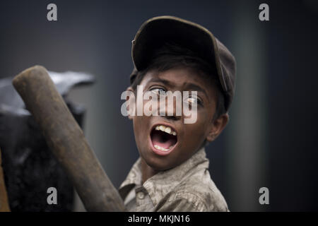 Dhaka, Bangladesch. 7. Mai, 2018. DHAKA, BANGLADESCH - Mai 07: Kinder arbeiten in Schiffsschraube, die Fabrik in Dhaka, Banhladesh am 07. Mai 2018. In einem neuen Bericht des Overseas Development Institute, gefunden, daß Kinder leben in Slums jede Woche durchschnittlich 64 Arbeitsstunden''""" Viele in Supply Chains zu den beliebtesten Marken der Welt verbunden. Credit: Zakir Hossain Chowdhury/ZUMA Draht/Alamy leben Nachrichten Stockfoto