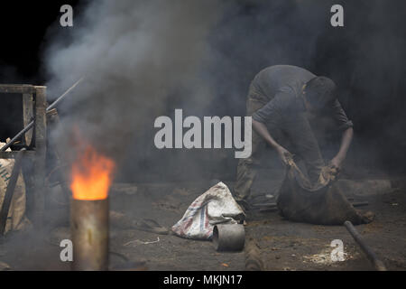 Dhaka, Bangladesch. 7. Mai, 2018. DHAKA, BANGLADESCH - Mai 07: Kinder arbeiten in Schiffsschraube, die Fabrik in Dhaka, Banhladesh am 07. Mai 2018. In einem neuen Bericht des Overseas Development Institute, gefunden, daß Kinder leben in Slums jede Woche durchschnittlich 64 Arbeitsstunden''""" Viele in Supply Chains zu den beliebtesten Marken der Welt verbunden. Credit: Zakir Hossain Chowdhury/ZUMA Draht/Alamy leben Nachrichten Stockfoto